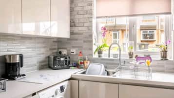 House | Private kitchen | Fridge, microwave, oven, stovetop