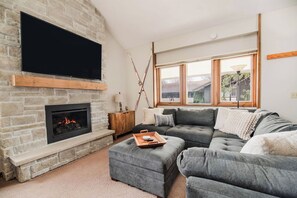 Smart-TV, peis og bøker