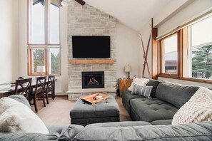 Smart-TV, Kamin, Bücher