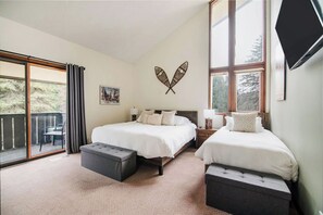 4 soverom, skrivebord, strykejern/-brett og reiseseng for barn