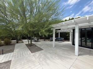 A modern outdoor patio area with a pergola, seating, and a pool. - The Knot - The Ultimate Palm Springs Bungalow (Palm Springs)
