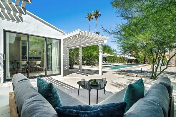 Outdoor dining - The Knot - The Ultimate Palm Springs Bungalow (Palm Springs)