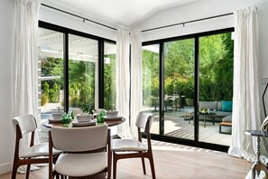 Dining - The Knot - The Ultimate Palm Springs Bungalow (Palm Springs)