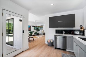 Fridge, microwave, oven, stovetop - The Knot - The Ultimate Palm Springs Bungalow (Palm Springs)