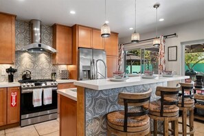 Fridge, microwave, oven, stovetop - Casa De La Paz – Desert Oasis with Saltwater Pool, Spa, Bocce & Mountain Views (Palm Springs)