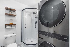 Douche, sèche-cheveux, serviettes fournies