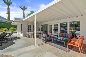 Outdoor dining - Whispering Palms - Your Private Oasis: Pool, Spa & Fire Pit in the Heart of Palm Springs (Palm Springs)