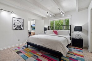 4 室のベッドルーム、アイロン / アイロン台、WiFi (無料)、ベッドシーツ