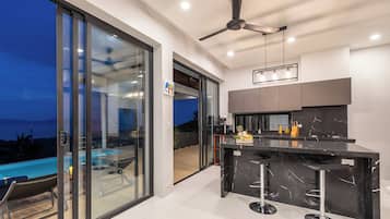 Full-size fridge, microwave, oven, stovetop