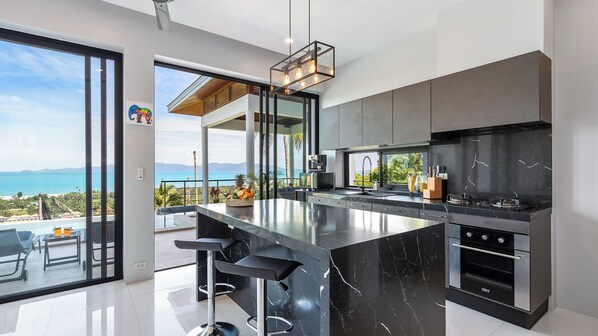 Full-size fridge, microwave, oven, stovetop