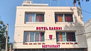 A building with a sign that reads "HOTEL KASHNI RESTAURANT". - Hotel Kashni (Maihar)