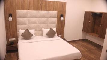 Junior Suite, City View | 1 bedroom, premium bedding, pillowtop beds, free WiFi