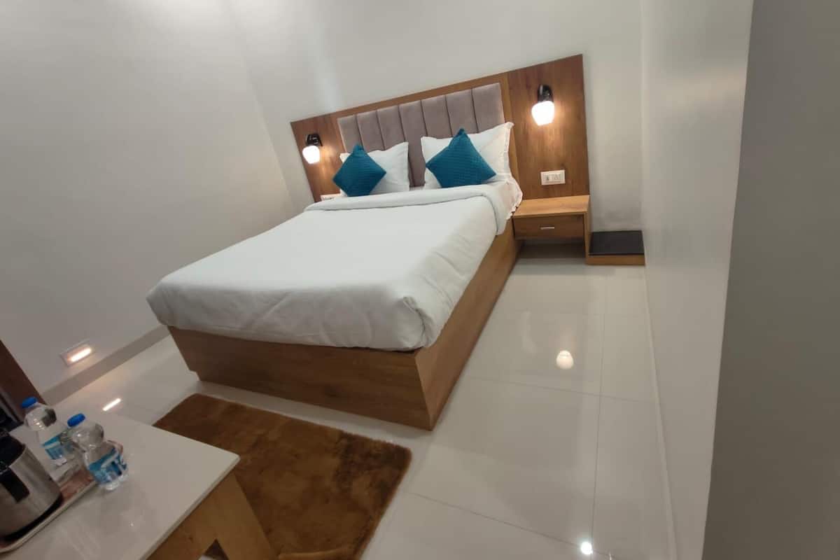 Deluxe Room, City View | 1 bedroom, premium bedding, pillowtop beds, free WiFi