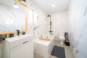 Douche, sèche-cheveux, serviettes fournies