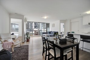 Smart TV, books - Simply Southbank by Ready Set Stay (Southbank)