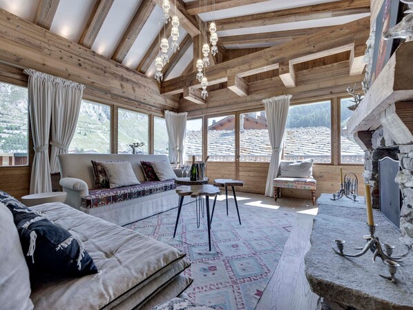 Télévision, cheminée