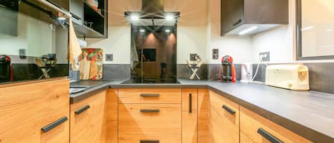 冷蔵庫、電子レンジ、オーブン、食器洗い機