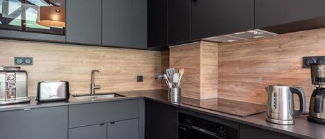 Kjøleskap, mikrobølgeovn, ovn og oppvaskmaskin