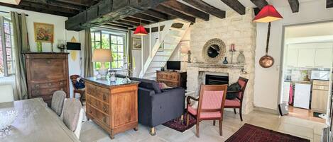 Una televisión, una chimenea