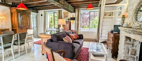 TV, fireplace