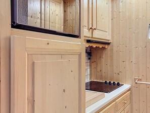 Kylskåp, mikrovågsugn, ugn och spishäll