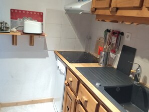 Kühlschrank, Mikrowelle, Geschirrspüler, Hochstuhl