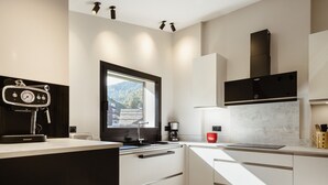 Private kitchen - 4★, 5 pers, village center, 125 m slopes, 3 bedrooms, south balcony, parking (La Clusaz)