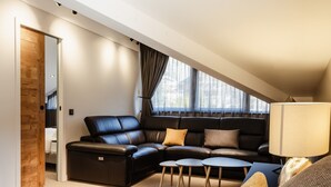 Living area - 4★, 5 pers, village center, 125 m slopes, 3 bedrooms, south balcony, parking (La Clusaz)