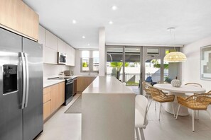 Geladeira, micro-ondas, fogão, cooktop