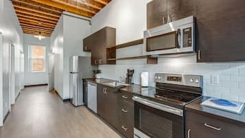 Réfrigérateur, micro-ondes, four, plaque de cuisson