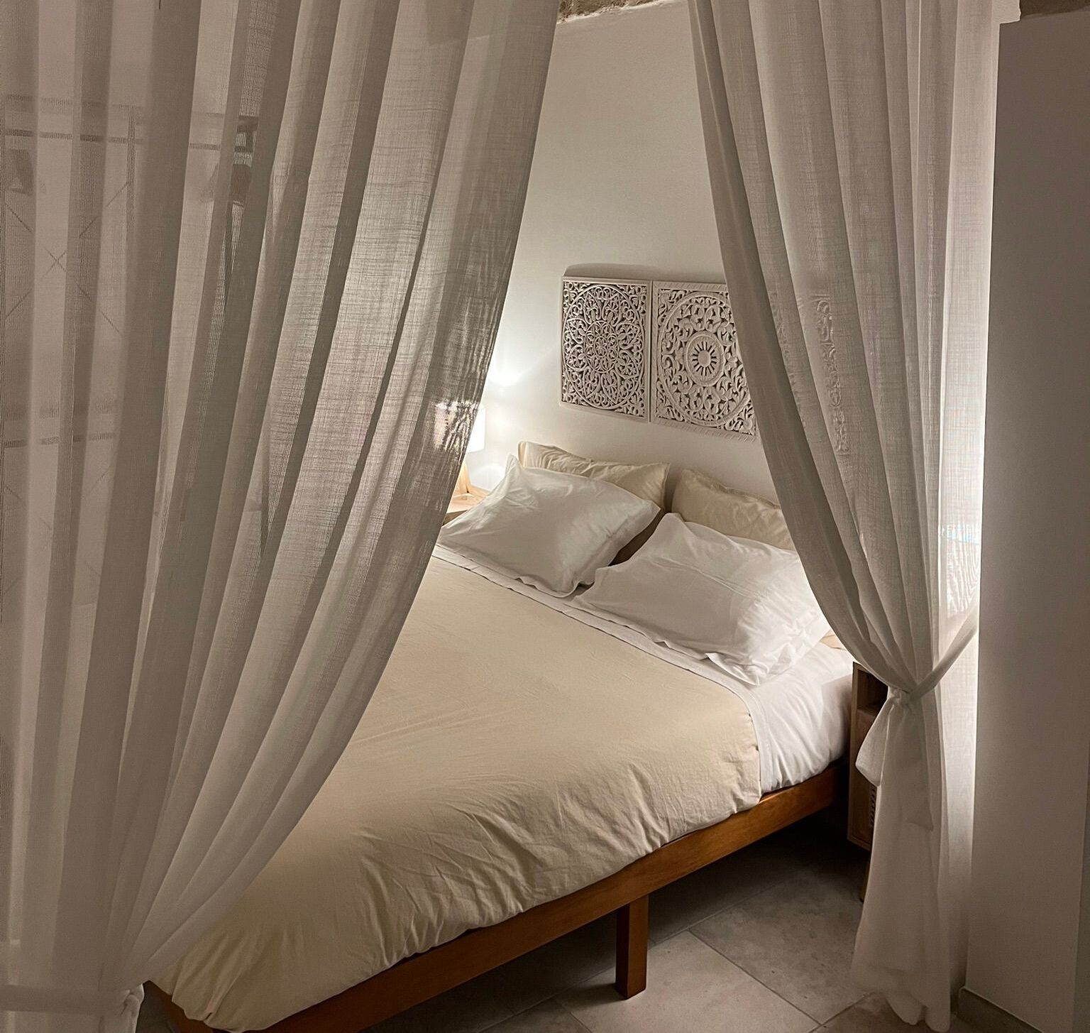 2 soverom, skrivebord, strykejern/-brett og reiseseng for barn