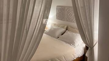 2 soverom, skrivebord, strykejern/-brett og reiseseng for barn