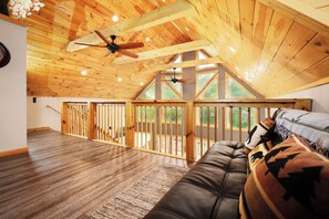 Smart TV, fireplace, table football - Honey Bear Lodge (Gatlinburg)