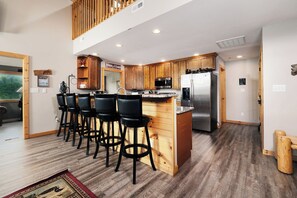 Fridge, microwave, oven, stovetop - Honey Bear Lodge (Gatlinburg)