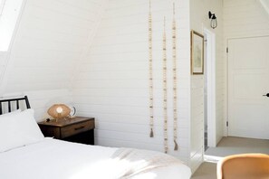 3 soverom, skrivebord, strykejern/-brett og reiseseng for barn