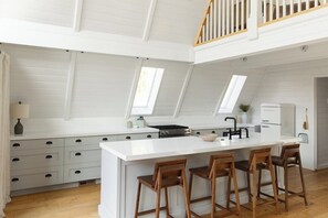 Fridge, microwave, oven, stovetop - A-Frame Haus Heber, views, romantic, firepit, cute (Heber City)