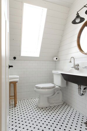 Shower, hair dryer, towels - A-Frame Haus Heber, views, romantic, firepit, cute (Heber City)