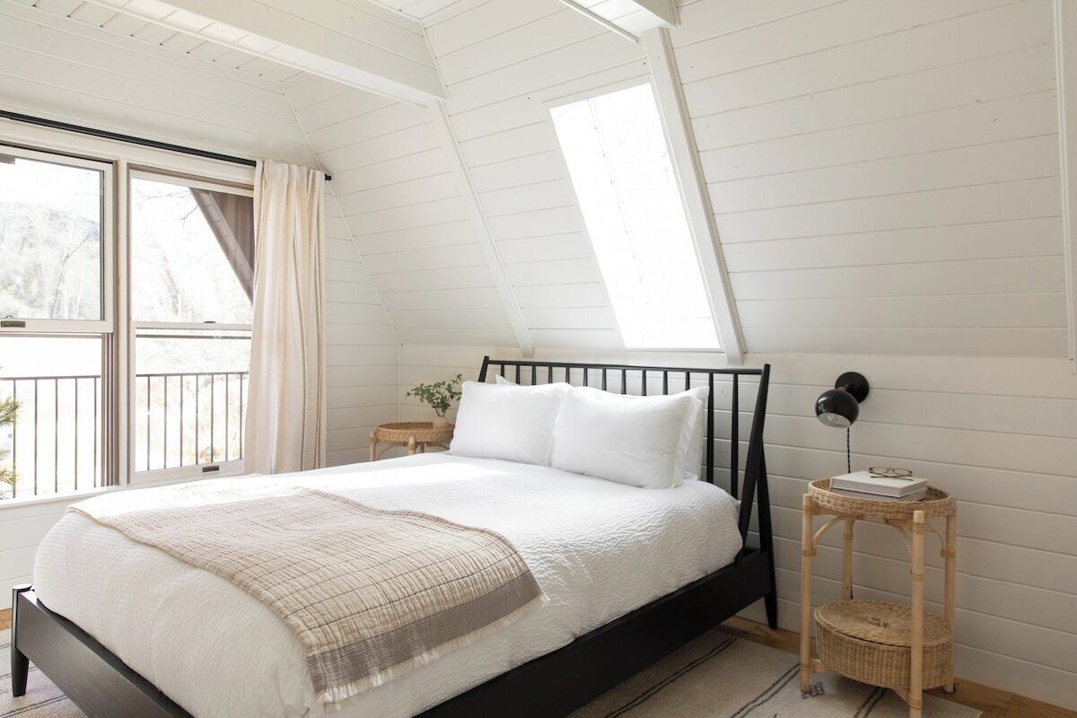 3 bedrooms, desk, iron/ironing board, travel crib