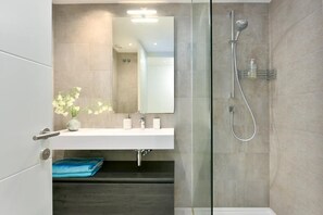Apartment | Bathroom | Shower, hair dryer, towels