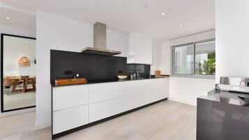 Departamento | Cocina privada | Refrigerador, microondas, horno y parrilla de estufa