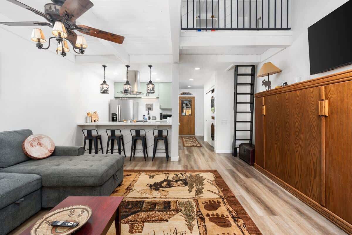 Een televisie en een open haard