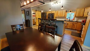 Una cocina moderna con armarios de madera, una isla central e iluminación colgante.