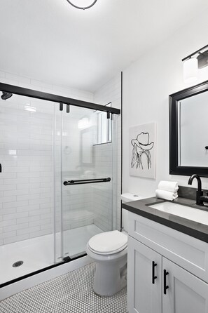 Dusche, Haartrockner, Handtücher