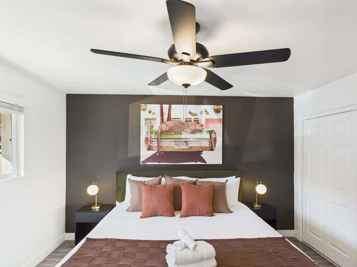 2 habitaciones, tabla de planchar con plancha y cuna de viaje 