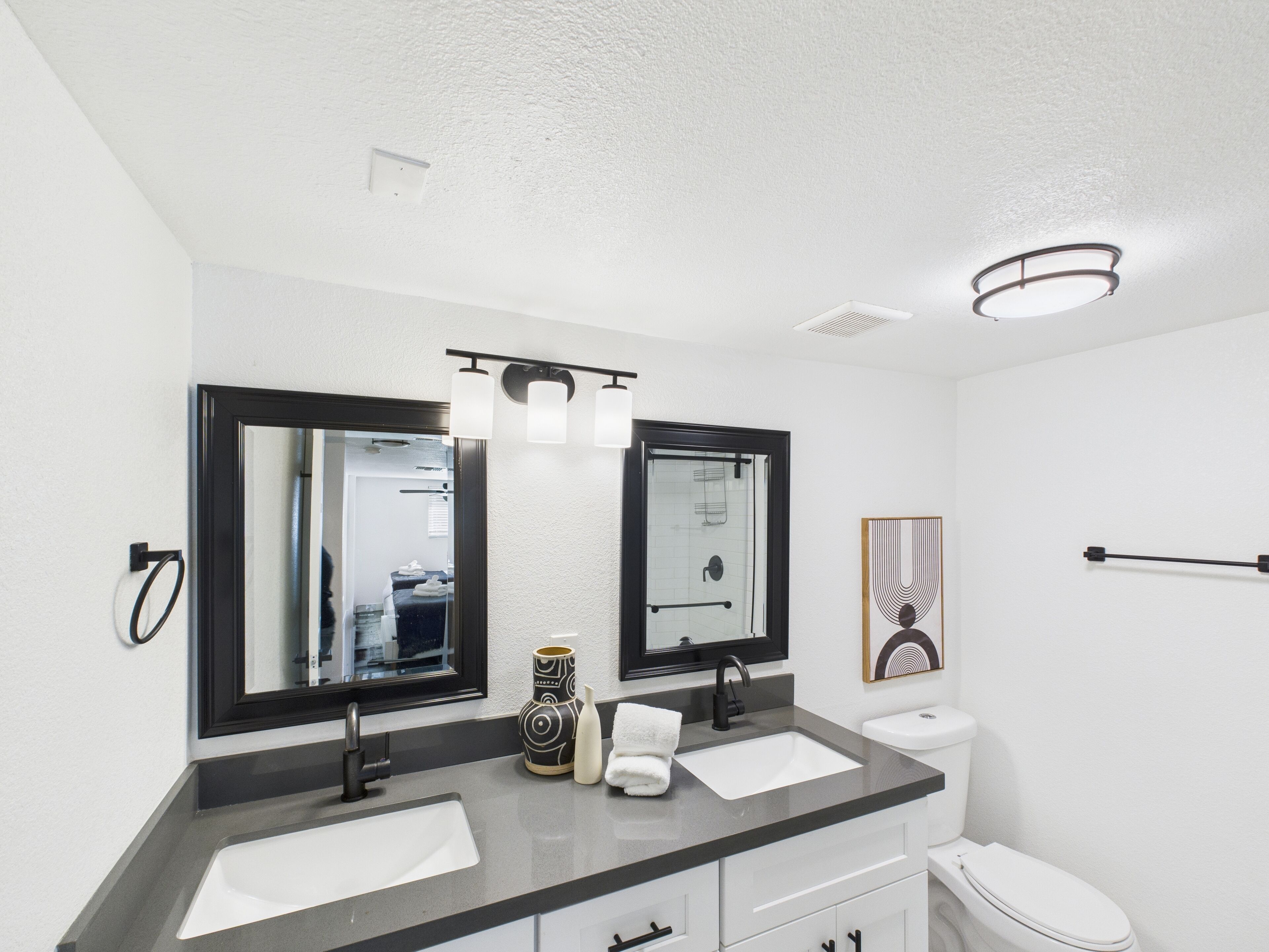 Dusj, hårføner og håndklær