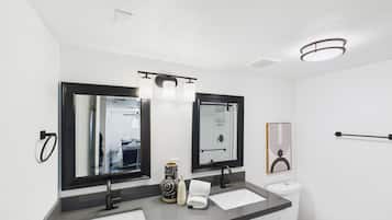 Dusj, hårføner og håndklær