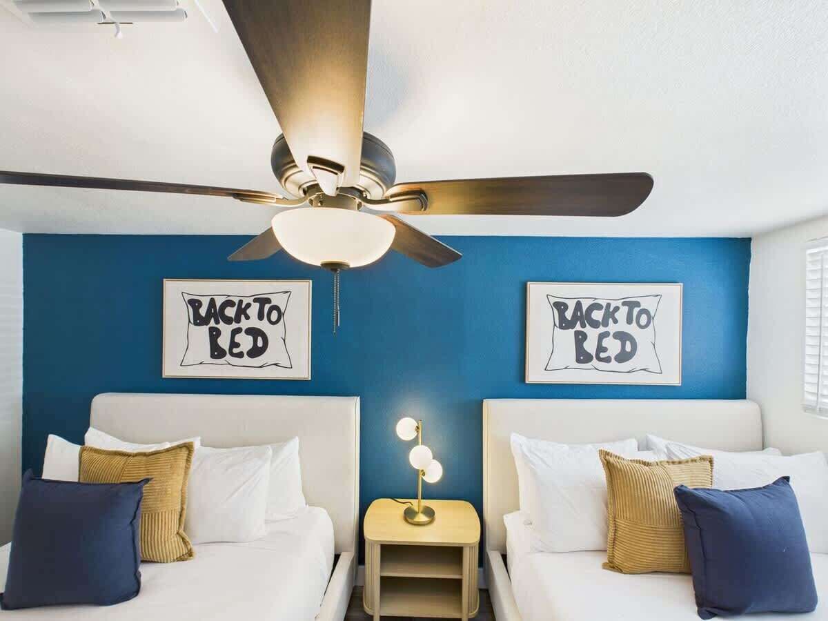 2 habitaciones, tabla de planchar con plancha y cuna de viaje 