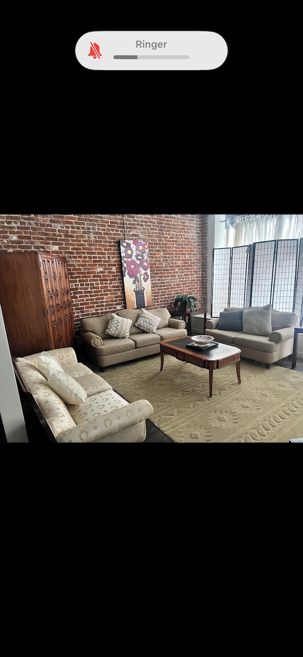 Smart TV - New Haven Studio apartment with 2 bedrooms. Dwtwn. Near EATRIES & ENTERTAINMENT. (Anniston)