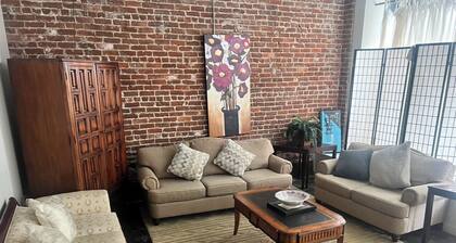 JUST BED & BATH IN DOWNTOWN HISTORIC ANNISTON. CLOSE TO EATRIES & ENTERTAINMENT.