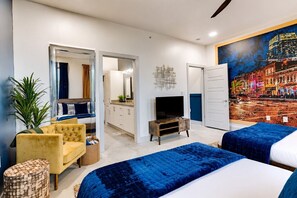 2 habitaciones, escritorio y tabla de planchar con plancha